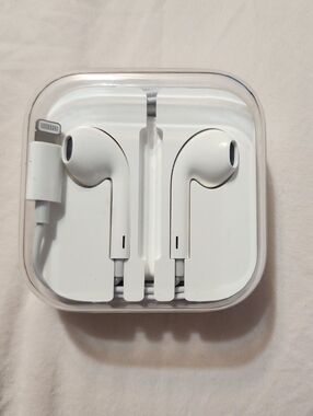 Apple Wired EarPods with Lightning Connector With Box